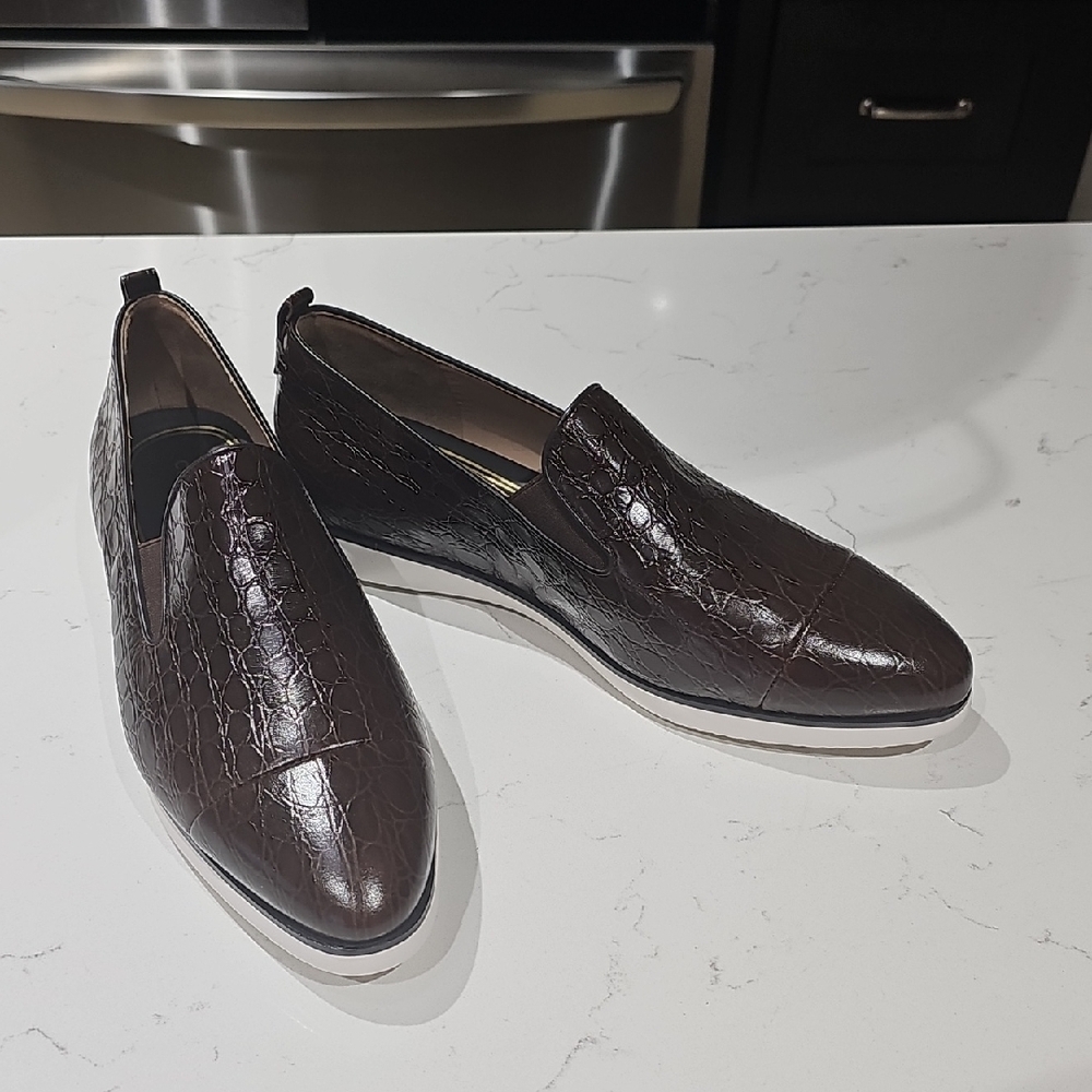 Colehaan NWOT  Embossed Leather shoes Size 11